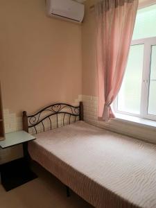 加格拉Guest House Gorny Ruchei的窗户和床筒的床上床