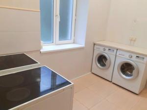 加格拉Guest House Gorny Ruchei的厨房配有洗衣机和窗户。