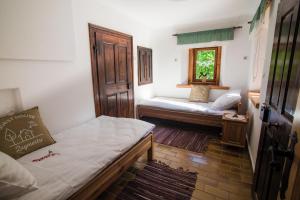 LjubnoEstate Žagmeštri的小房间设有两张床和窗户