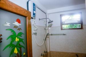 米瑞莎兰吉斯游客旅馆的带淋浴的浴室和玻璃门