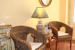 特拉帕尼乐志瓦迪圣弗兰西斯酒店的一张桌子,上面有两把椅子和一盏灯