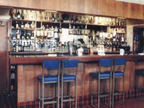 拉格斯柳堤酒店的一间酒吧,里面设有蓝色的酒吧凳子