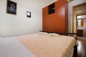 马拉希斯马罗别墅的一间卧室配有一张床,上面有两条毛巾