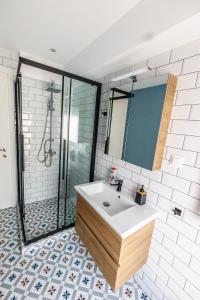塞萨洛尼基Stylish Urban Getaway by thesbnb的一间带水槽和淋浴的浴室