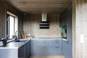 AurdalSki inn-ski ut hytte i Aurdal - helt ny的厨房配有白色橱柜和水槽