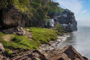 当涂马鞍山万达嘉华酒店的水边悬崖上的房屋