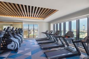 迪拜Element Al Jaddaf, Dubai的一间健身房,内设有氧健身器材,位于酒店带窗户的房间内
