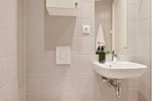 孔恩斯灵比The Forest apartments by Daniel&Jacob's的白色的浴室设有水槽和淋浴。