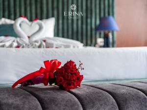 下龙湾Erina Cruise的睡在床上的一束红玫瑰