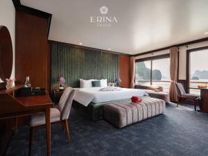 下龙湾Erina Cruise的酒店客房设有一张大床、一张书桌和一张书桌。