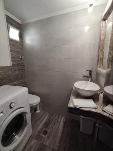 阿波罗尼亚Traditional House Milos的一间带洗衣机和水槽的浴室