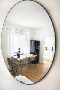 图尔库Studio-Joki - Valoisa asunto keskustassa的厨房里镜子反射着桌椅
