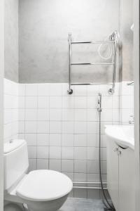 图尔库Studio-Joki - Valoisa asunto keskustassa的白色的浴室设有卫生间和水槽。