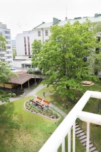 图尔库Studio-Joki - Valoisa asunto keskustassa的从大楼的阳台上可欣赏到公园景色