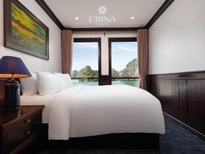 下龙湾Erina Cruise的卧室配有白色的床和窗户。