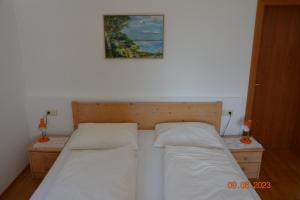 维拉巴萨Villa Vidal的卧室配有两张床,墙上挂着一幅画