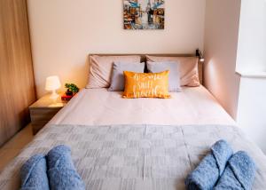 帕切维拉Modern Comfort - 2BR Apartment center of St Julians & Paceville的卧室配有一张白色大床和2条蓝色毛巾