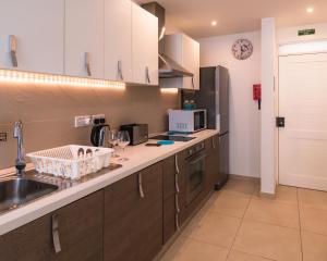 帕切维拉Modern Comfort - 2BR Apartment center of St Julians & Paceville的厨房配有水槽和台面