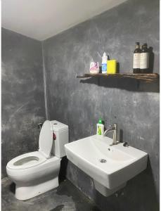 拉差汶里Royal mountain view (วิวเขาหลวง)的浴室配有白色卫生间和盥洗盆。