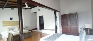 康提Kaya Residence Kandy的一间卧室配有一张床和一扇木门