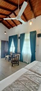 康提Kaya Residence Kandy的一间卧室配有一张床和吊扇