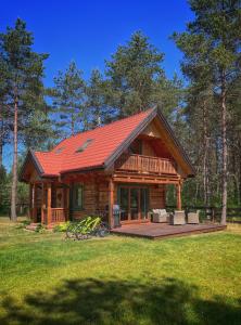 JerutkiHankówka Mazury的野外的小木屋,有红色屋顶