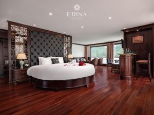 下龙湾Erina Cruise的一间带大床的卧室和一间餐厅