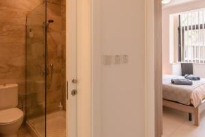 帕切维拉Modern Comfort - 2BR Apartment center of St Julians & Paceville的带淋浴和卫生间的浴室以及1张床。