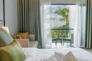 萨马尔Discovery Samal的酒店客房设有一张床和一个大窗户