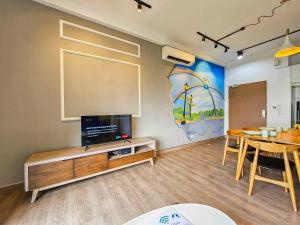 努沙再也Meridin Medini Suite by Nest Home【LEGOLAND】的客厅配有电视和桌子