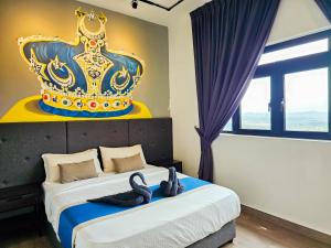 努沙再也Meridin Medini Suite by Nest Home【LEGOLAND】的卧室配有一张特大号床,墙上设有一顶冠