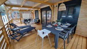 德拉格Premium mobile home Maslina - Oaza mira的露台设有桌椅