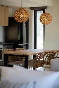 Andipáta ErísouAmahle Luxury Villas 2023的一间带桌椅和两个灯的用餐室