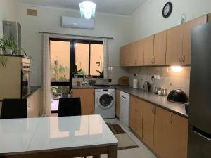 比尔泽布贾Caris Gem的厨房配有洗衣机和洗碗机。