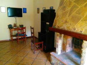 瓦拉斯Hotel Santa Cruz的客厅设有壁炉和电视。