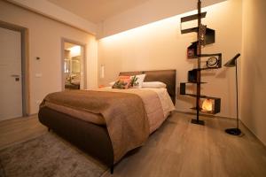塔兰托San Nicolicchio - Luxury Guest House的一间卧室设有一张床和一个壁炉。