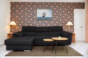 比克碧姬布克法都公寓的客厅配有黑色沙发和桌子