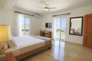 苏莎亚Ocean Village Deluxe Resort & Spa的一间卧室设有一张床和一个大窗户