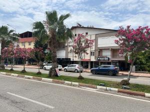 安塔利亚Flat For Rent Near The Beach, Konyaaltı, Antalya的一条在大楼前停放汽车的街道