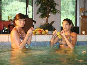 BeverstedtIQBAL Hütte - Luxus Zelt, Whirlpool extra的两个女人在游泳池里