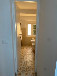 莱里奇La Casetta的一间带卫生间和水槽的浴室