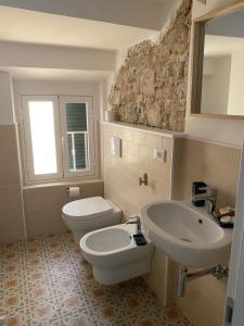 莱里奇La Casetta的浴室配有白色卫生间和盥洗盆。