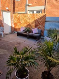 墨尔本Dreamhouse的带沙发、一些植物和围栏的天井