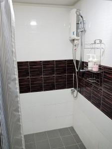 北革玛昂特内斯托一室公寓的浴室铺有黑白瓷砖,设有淋浴。