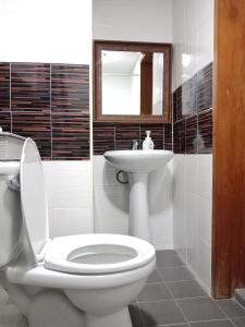 北革玛昂特内斯托一室公寓的白色的浴室设有卫生间和水槽。