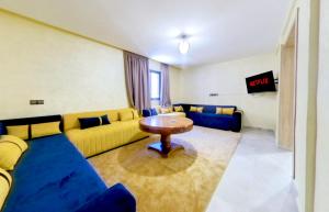 达赫拉KHALIJ HOSPITALITE的客厅配有沙发和桌子