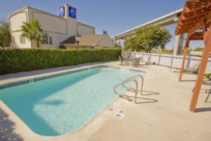 奥斯汀奥斯汀美国最有价值旅馆的一座房子后院的游泳池