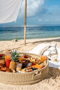 勒莫尔尼Villa Cambier by muse villas的沙滩上的一篮子食物