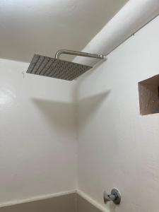 马斯巴特Maria Kulafu Studio Apartment Kinamaligan- Beside Eglin Gas FREE Wifi的浴室天花板上的架子