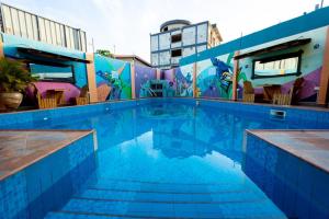 阿克拉Bays Lodge, Accra的一座建筑的一侧,设有一座带壁画的游泳池